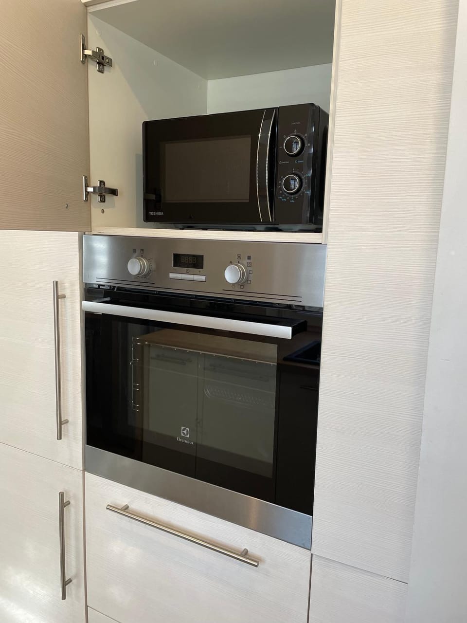 Kitchen or kitchenette, minibar