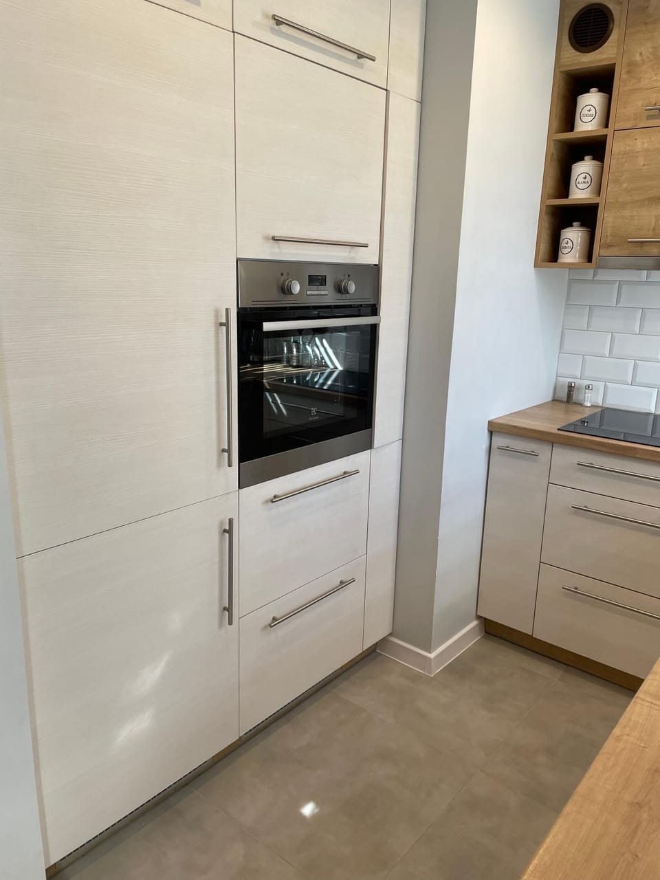 Kitchen or kitchenette, minibar