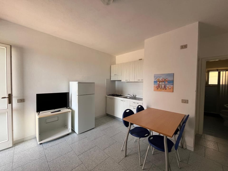 Kitchen or kitchenette, Living room, Seating area, Dining area, stove