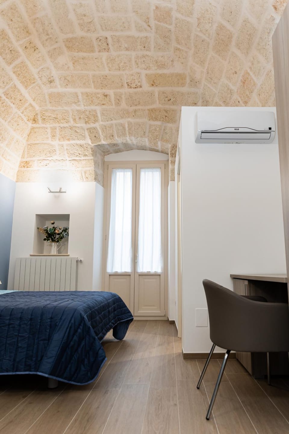 Photo of the whole room, internet, air conditioner