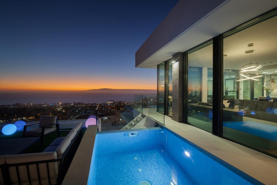 Night, Natural landscape, Hot Tub, View (from property/room), Balcony/Terrace, Pool view, Sea view, Swimming pool, Sunrise, Sunset, sunbed