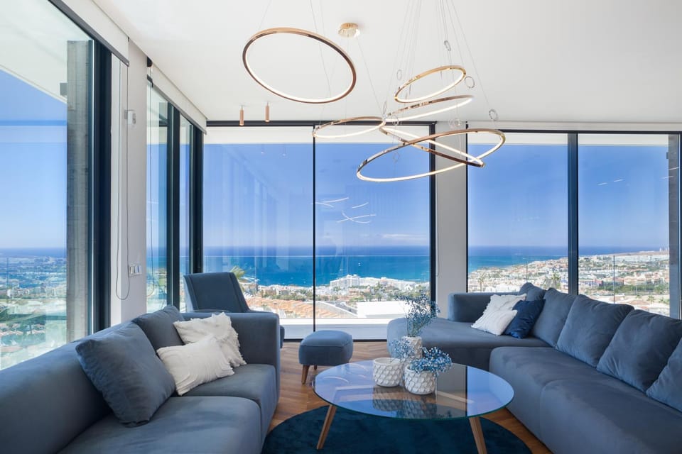 Day, Natural landscape, Living room, Seating area, Dining area, Sea view
