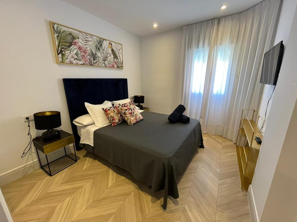 Photo of the whole room, Bedroom