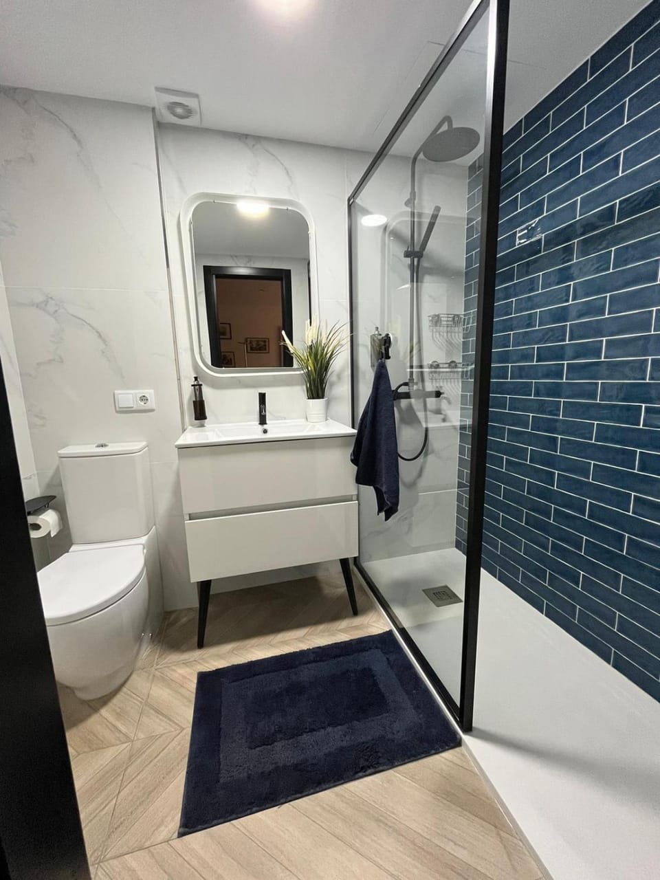 Shower, Toilet, Bathroom, towels