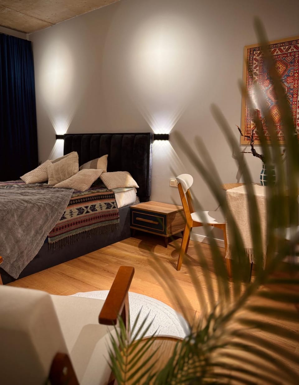 Bed, Living room, Photo of the whole room, Seating area