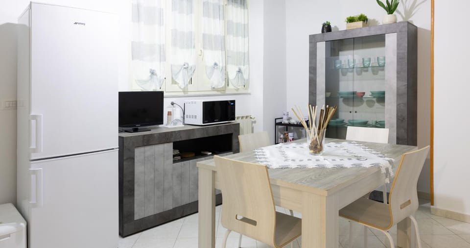 Kitchen or kitchenette, Dining area, minibar, pet friendly, stove