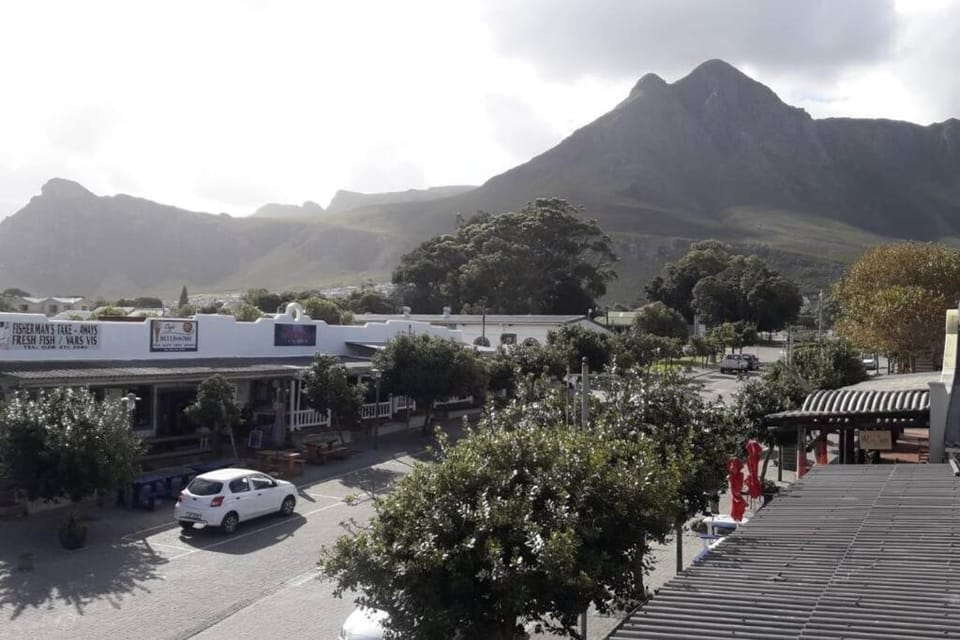 Nearby landmark, Neighbourhood, Natural landscape, Mountain view
