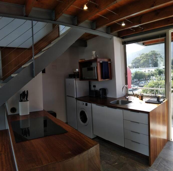 Kitchen or kitchenette, minibar, stove