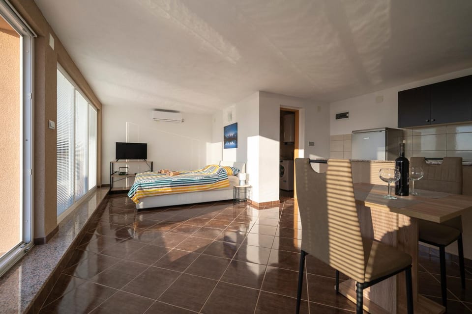 Bed, TV and multimedia, Bedroom, air conditioner