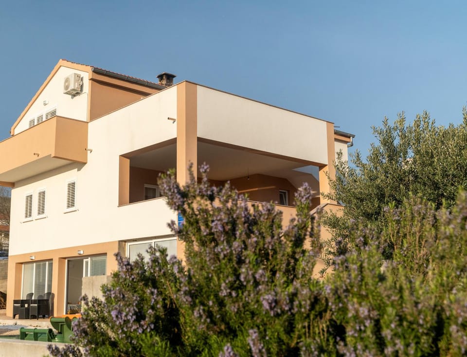 Property building, Day, Balcony/Terrace
