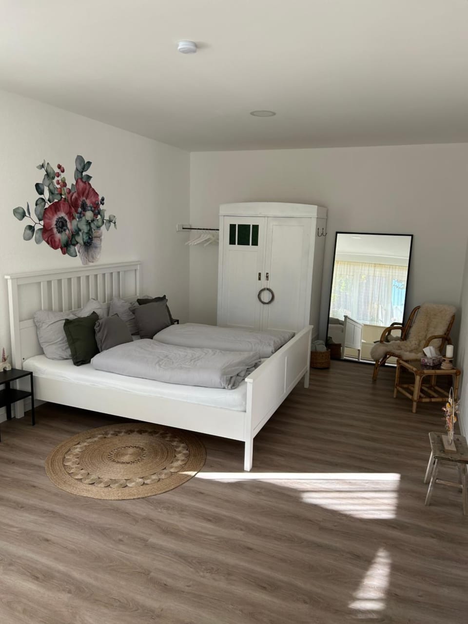Seating area, Bedroom, wardrobe