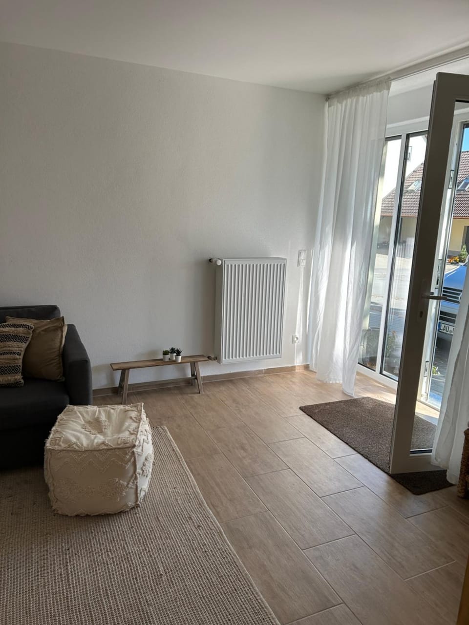 Facade/entrance, Living room, Seating area, internet