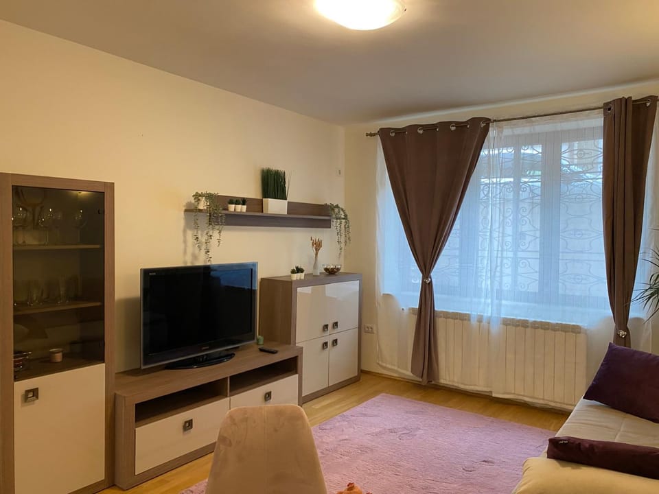 Communal lounge/ TV room, TV and multimedia, Living room, Seating area, Evening entertainment