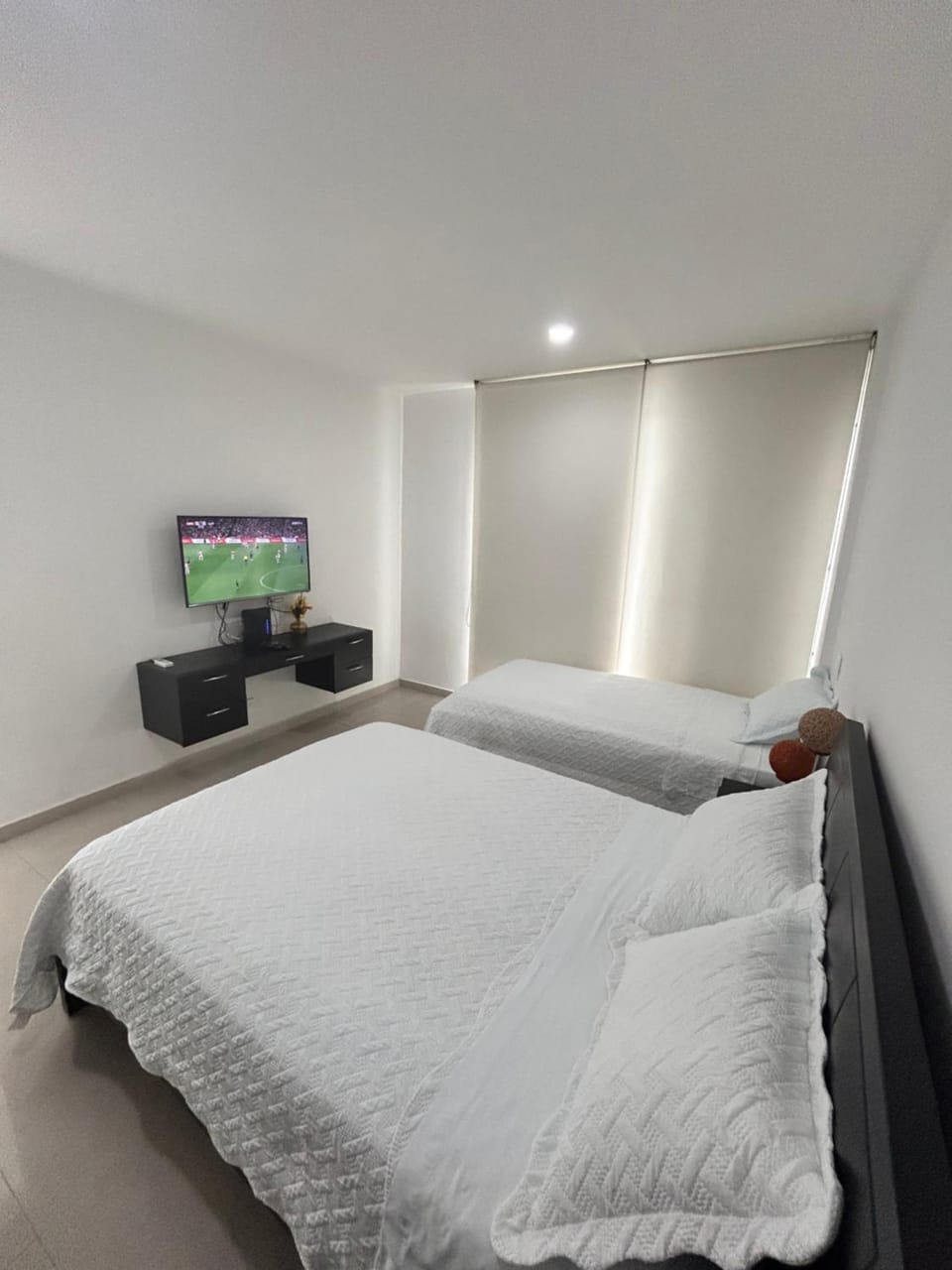 Bed, TV and multimedia, Photo of the whole room, Bedroom