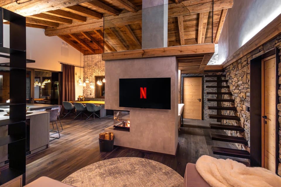 Communal lounge/ TV room, TV and multimedia, Living room, Dining area, flat iron