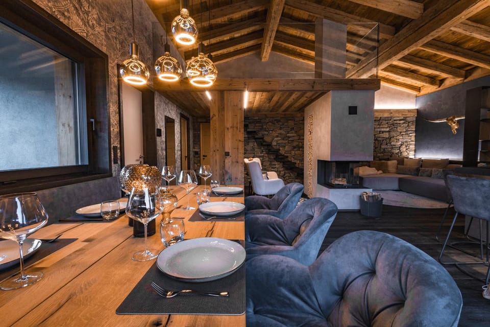 Living room, Food and drinks, Seating area, Food