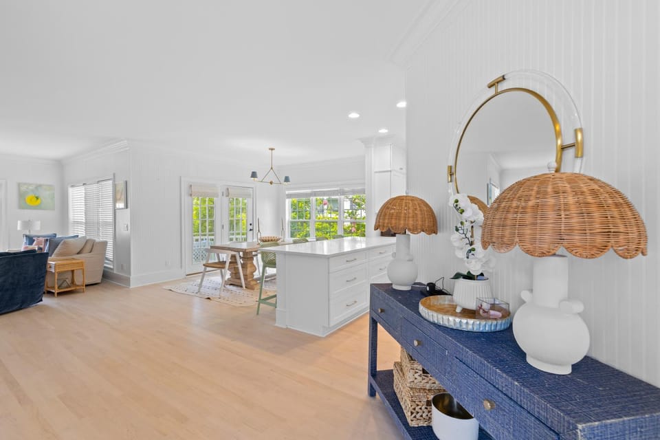 Kitchen or kitchenette, minibar