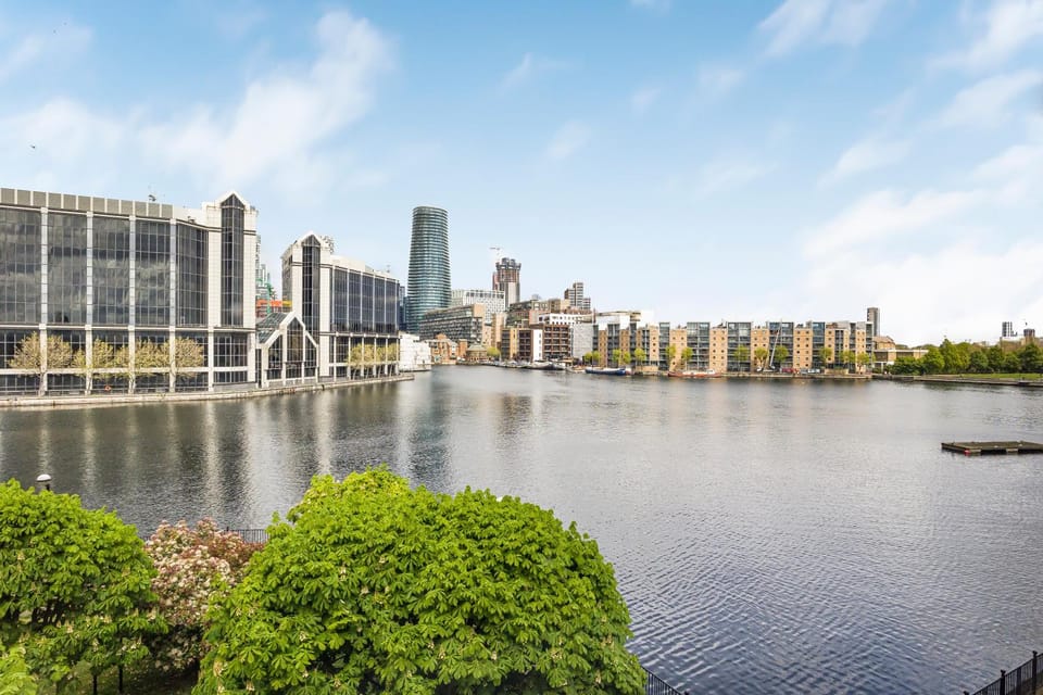 Isle of Dogs Hub Apartment in London Borough of Lewisham