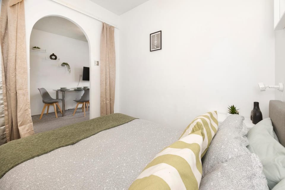 Isle of Dogs Hub Apartment in London Borough of Lewisham