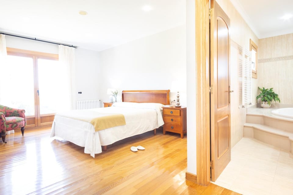 Bed, Bathroom, Photo of the whole room, Bedroom, Bath