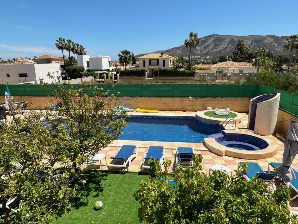 Swimming pool, sunbed