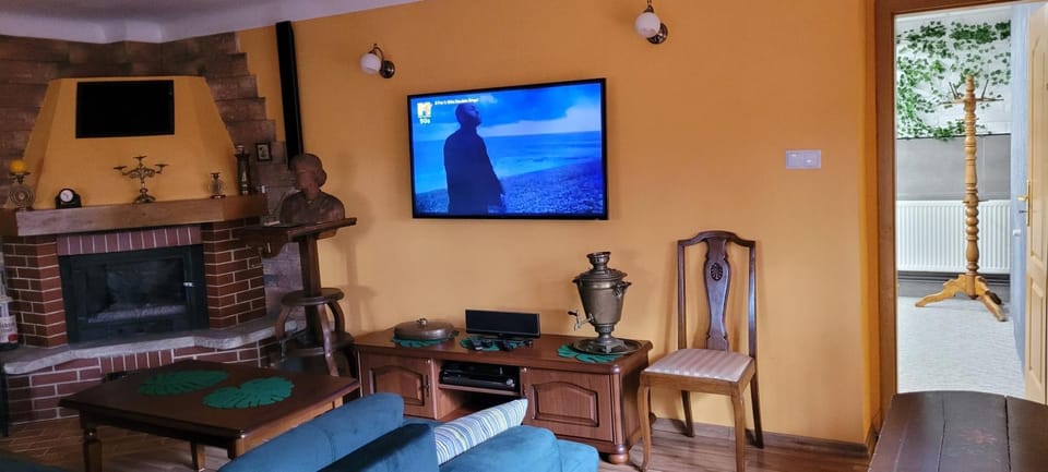 TV and multimedia, Living room, Seating area, flat iron