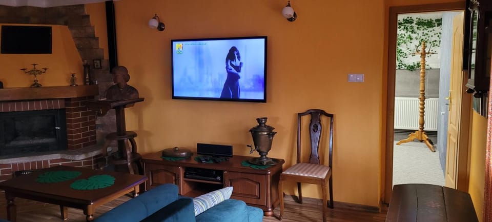 TV and multimedia, Living room, Seating area, flat iron