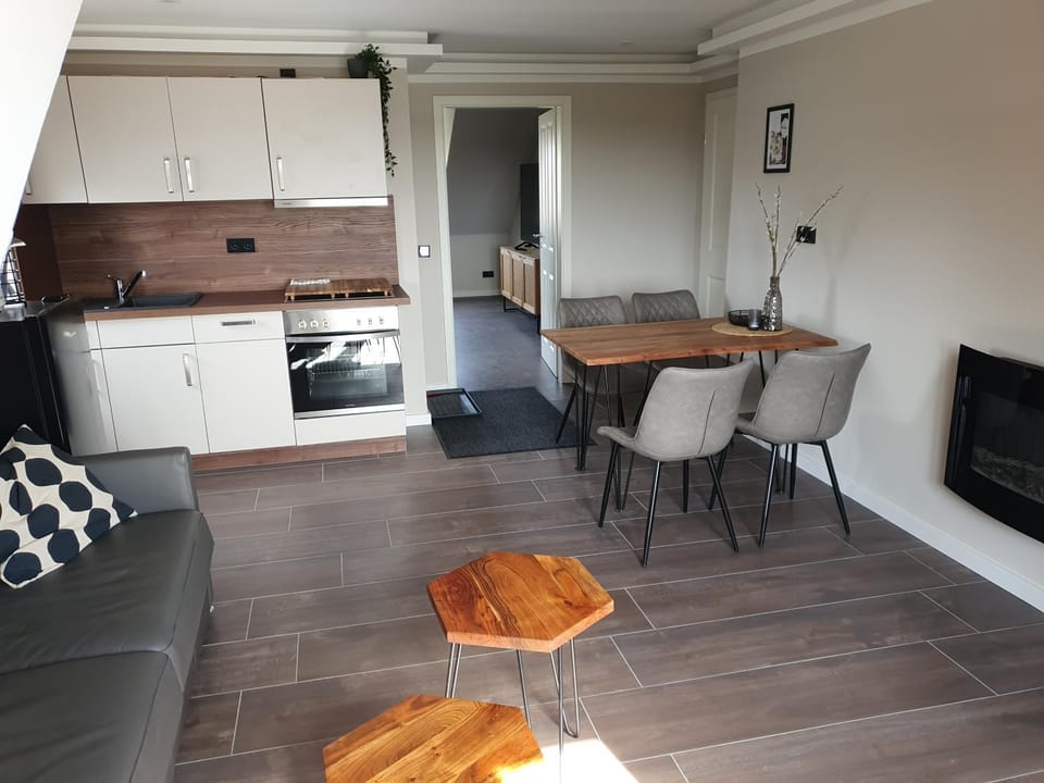 Kitchen or kitchenette, Living room, Seating area, Dining area, pet friendly, stove