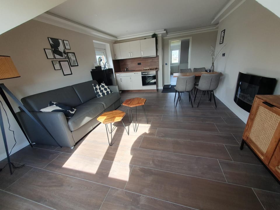 Kitchen or kitchenette, Living room, Seating area, Dining area