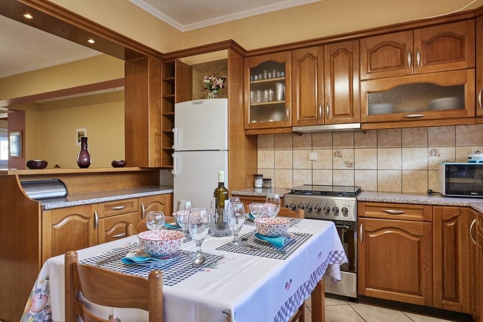 Kitchen or kitchenette, Dining area, stove