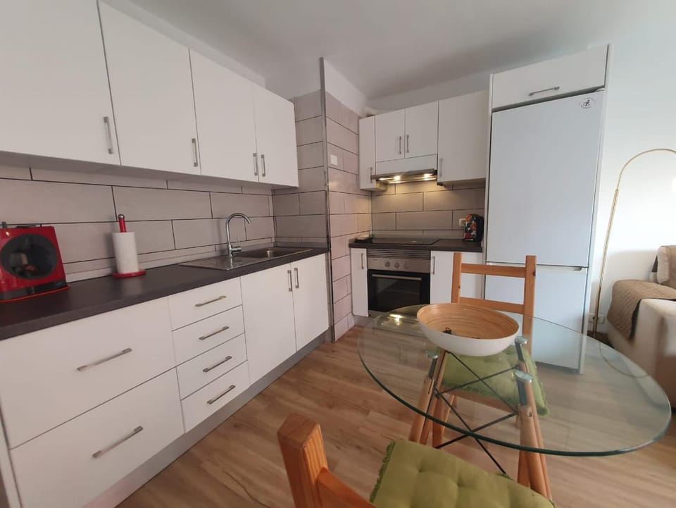 Kitchen or kitchenette, Dining area, oven