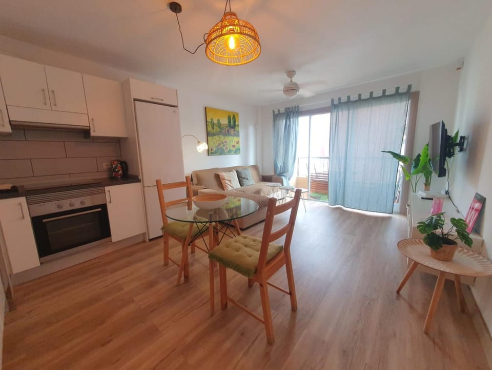 Kitchen or kitchenette, Dining area, stove