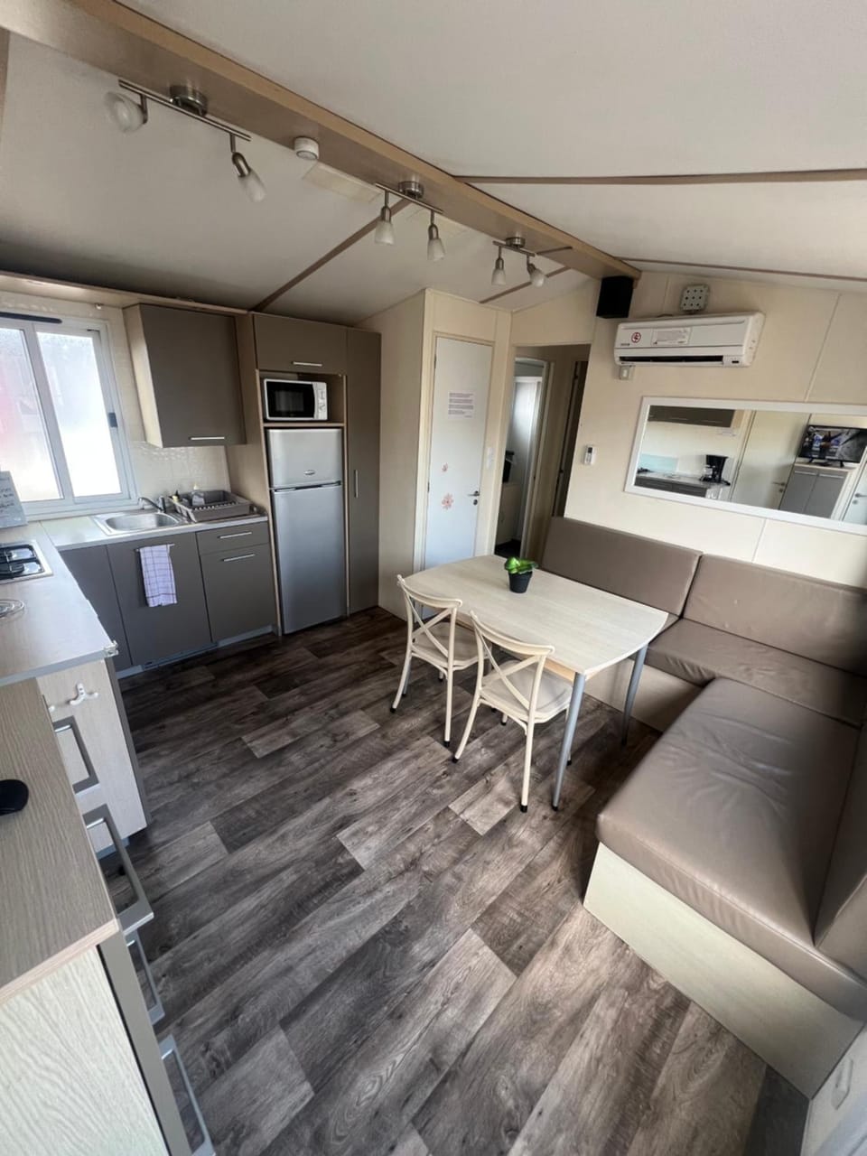 Les mobil homes de NOLY TV CLIM 6places 1 place adulte offerte pour la réserve africaine sigean Campground/ 
RV Resort in Port-la-Nouvelle