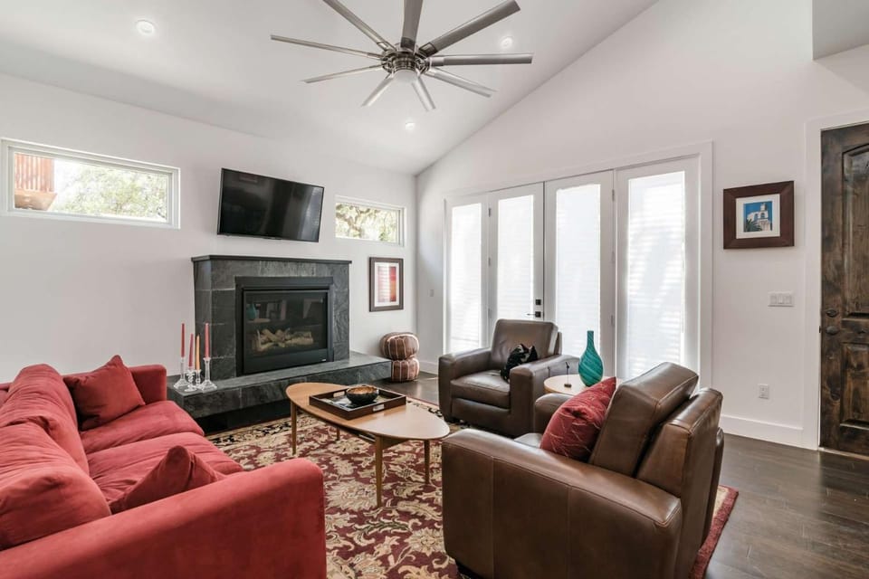 East Elizabeth St Compound House in Austin