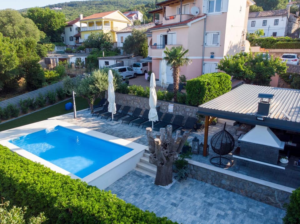 Property building, Natural landscape, Garden, Garden view, Mountain view, Pool view, Swimming pool, Swimming pool, sunbed