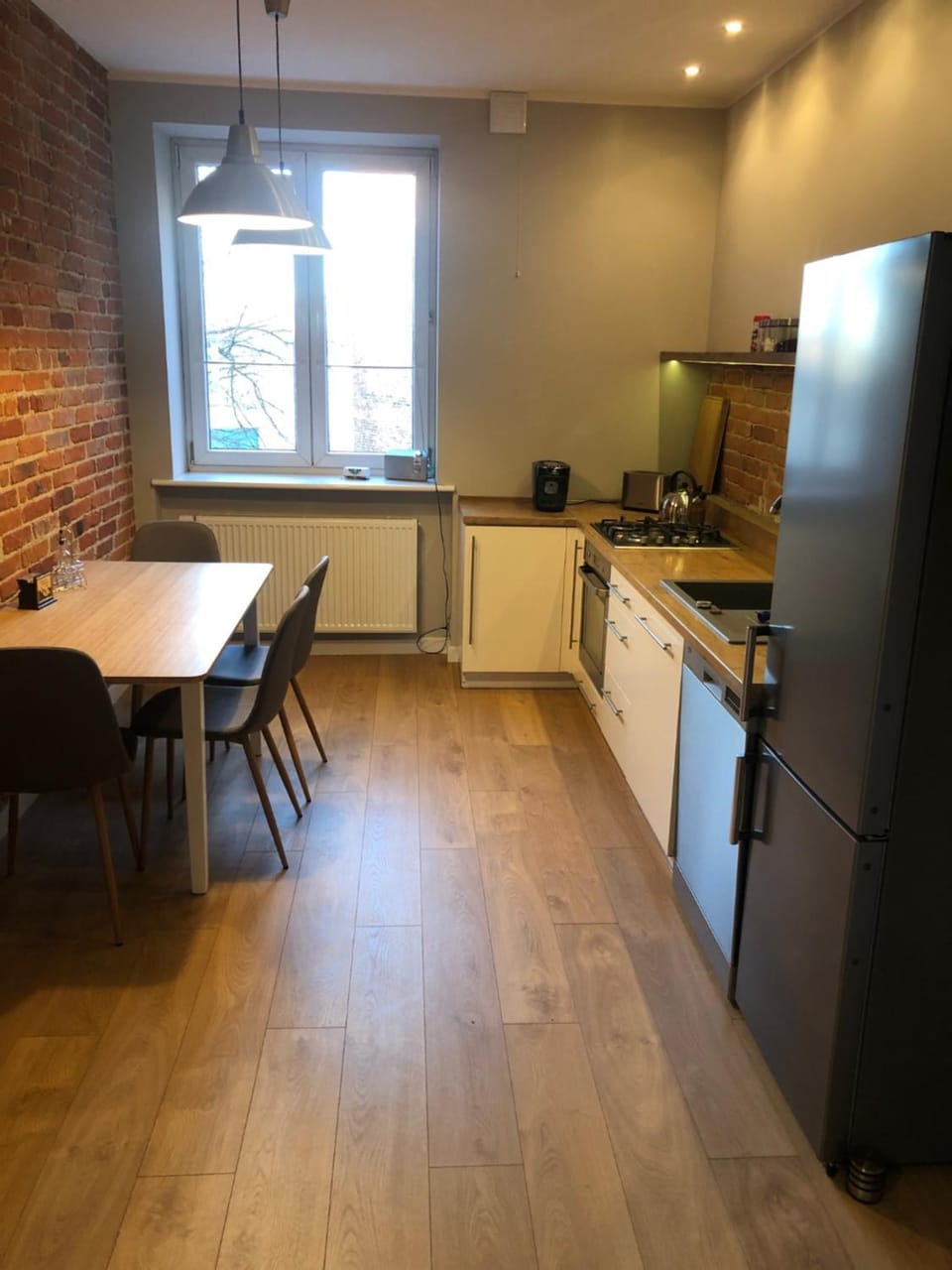 Kitchen or kitchenette, Dining area