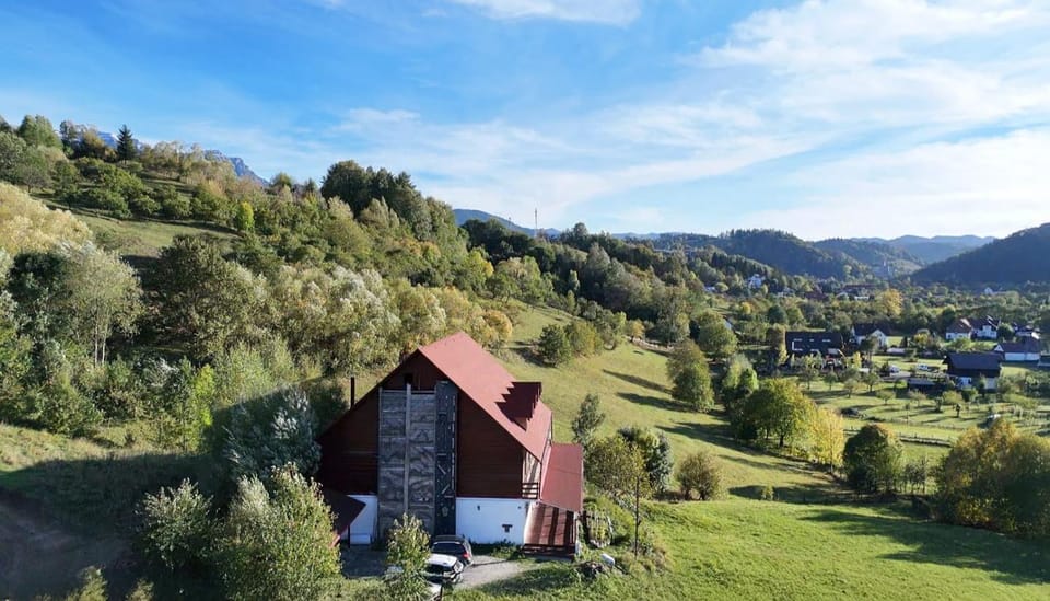 Property building, Nearby landmark, Natural landscape, Bird's eye view, View (from property/room), Landmark view, Mountain view, Sports