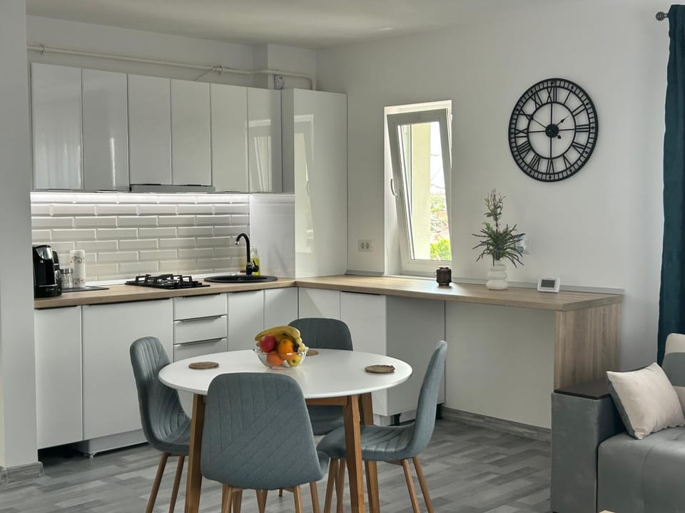 Coffee/tea facilities, Kitchen or kitchenette, Dining area, stove