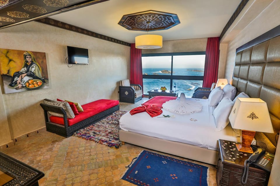 Photo of the whole room, Sea view