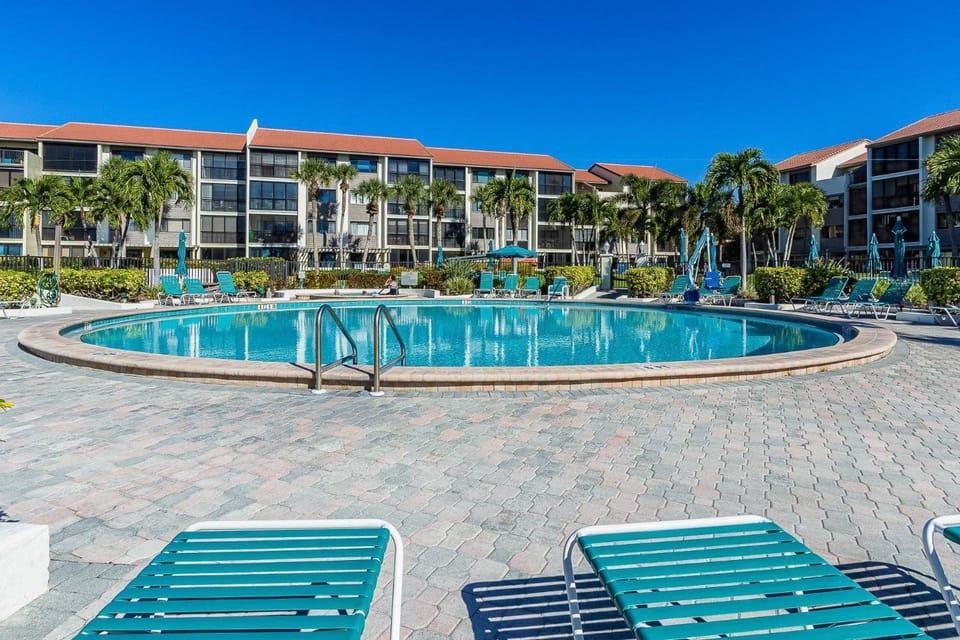 Siesta Dunes Modern Coastal Retreat House in Siesta Beach