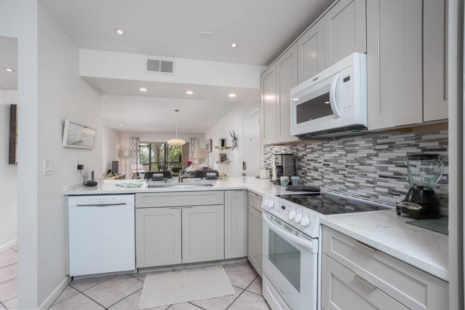 Siesta Dunes Modern Coastal Retreat House in Siesta Beach