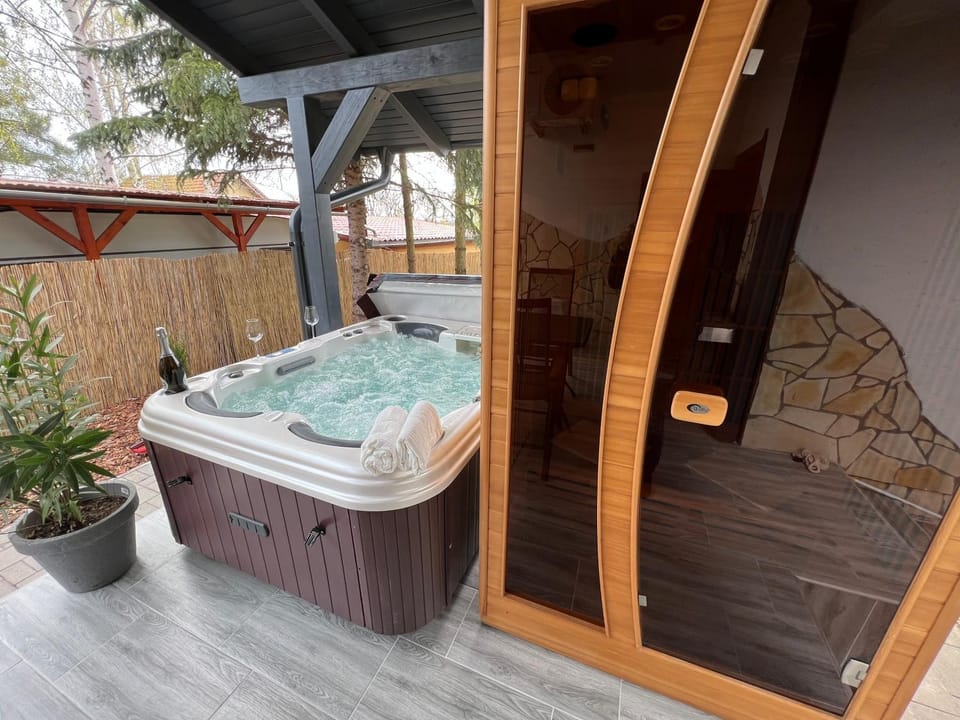 Hot Tub, Spa and wellness centre/facilities