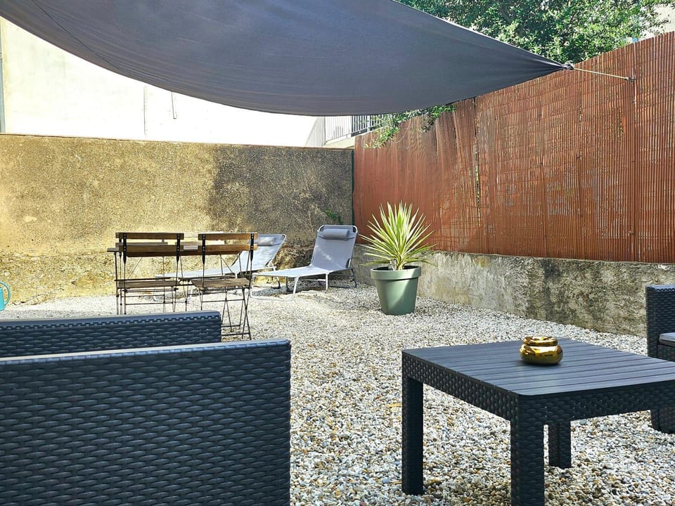 Superbe studio avec cour et parking gratuit à 5 min du château Apartment in Carcassonne