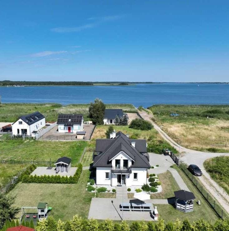 Property building, Neighbourhood, Natural landscape, Bird's eye view, Sauna, Lake view, River view, Street view, Location, Parking