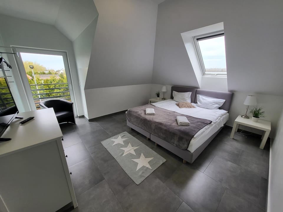 Bed, TV and multimedia, Balcony/Terrace, Photo of the whole room, Bedroom, towels