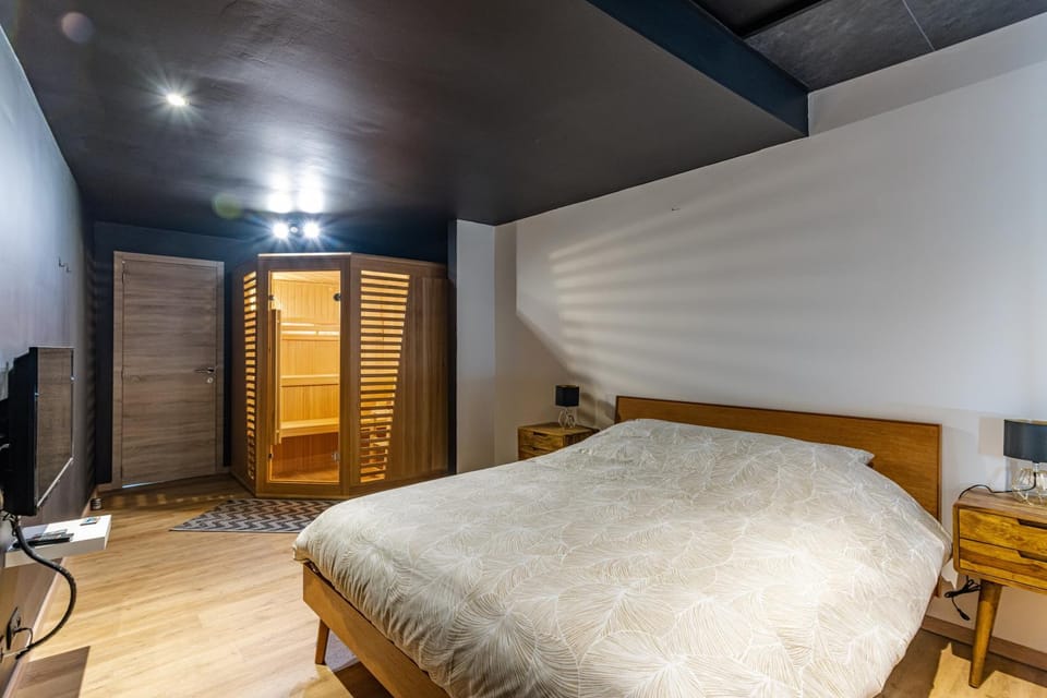 Bed, Sauna, Bedroom