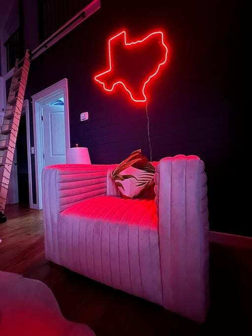 NEW Tiki House! Near Beaches, Sleeps 6-7 House in Bolivar Peninsula