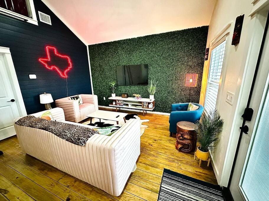 NEW Tiki House! Near Beaches, Sleeps 6-7 House in Bolivar Peninsula