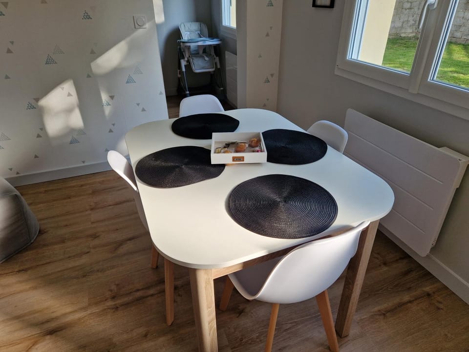 Seating area, Dining area