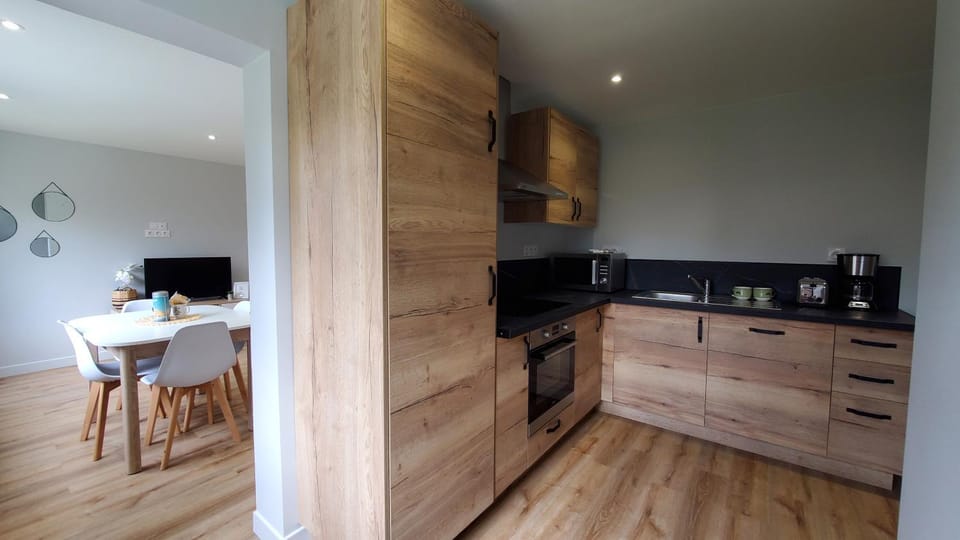 Coffee/tea facilities, Kitchen or kitchenette, minibar, stove